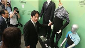 賴清德參觀循環再生回收基金20年特展（2）環保署31日在台北花博公園流行館舉辦「循環再生－回收基金20年特展」，行政院長賴清德（中）在環保署長李應元（前左）陪同下參觀展覽。中央社記者徐肇昌攝　107年7月31日