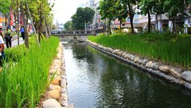 林佳龍：綠川整治讓台中人引以為榮位於台中市中區的綠川，經過台中市政府水利局整治，溪水清澈且無異味，假日常吸引遊客前往遊憩，台中市長林佳龍13日表示，綠川的整治讓台中人覺得引以為榮，是舊城新生很重要的指標。中央社記者蘇木春攝　107年4月13日