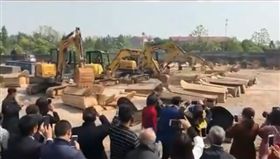 中國改革殯葬搶政績 竟毀墓碎棺讓穴沒用（圖／翻攝自網易視頻）