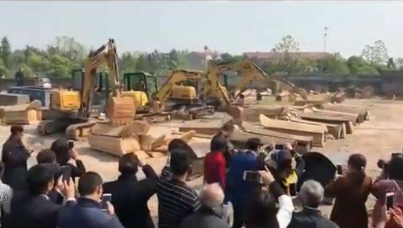 為鼓勵火化！陸政府強行「搶棺」銷毀