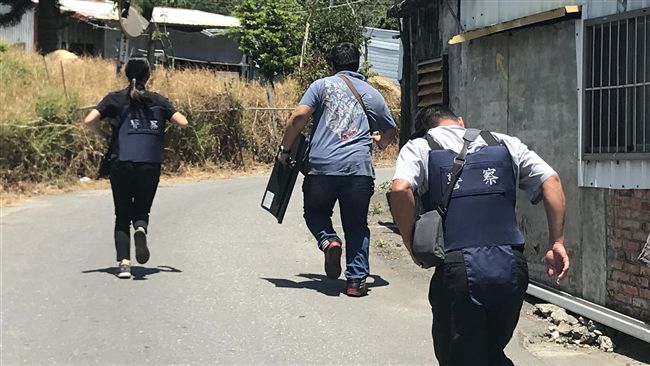 警追擁槍男　男竟槍抵太陽穴欲自戕