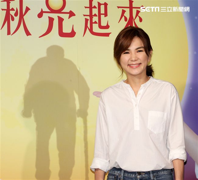 ELLa陳嘉樺用溫暖愛老人，讓中秋更圓滿，同時表示S.H.E決不會解散。（記者邱榮吉/攝影）