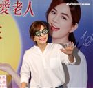 ELLa陳嘉樺用溫暖愛老人，讓中秋更圓滿，同時表示S.H.E決不會解散。（記者邱榮吉/攝影）