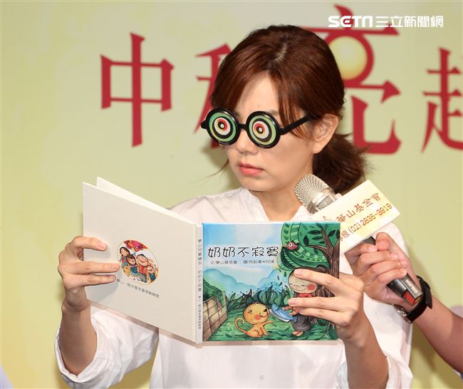 ELLa陳嘉樺用溫暖愛老人，讓中秋更圓滿，同時表示S.H.E決不會解散。（記者邱榮吉/攝影）