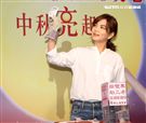 ELLa陳嘉樺用溫暖愛老人，讓中秋更圓滿，同時表示S.H.E決不會解散。（記者邱榮吉/攝影）