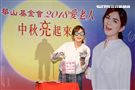 ELLa陳嘉樺用溫暖愛老人，讓中秋更圓滿，同時表示S.H.E決不會解散。（記者邱榮吉/攝影）