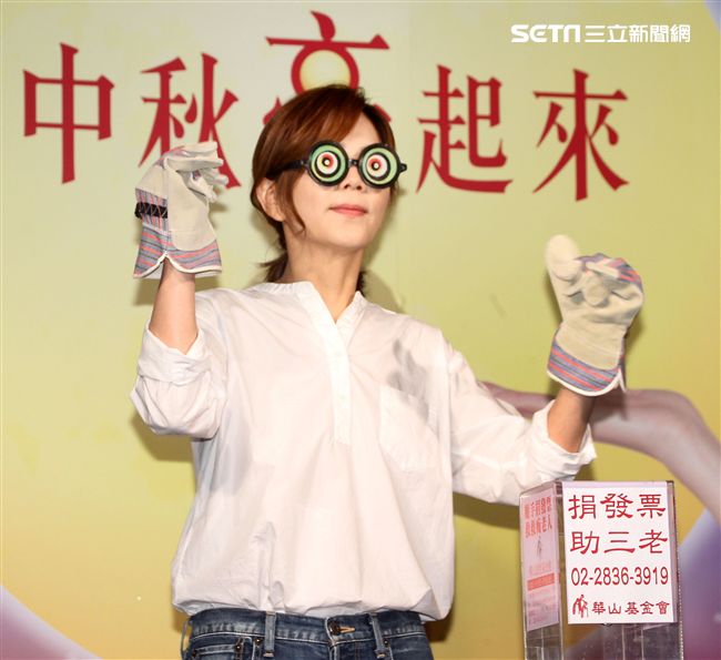 ELLa陳嘉樺用溫暖愛老人，讓中秋更圓滿，同時表示S.H.E決不會解散。（記者邱榮吉/攝影）