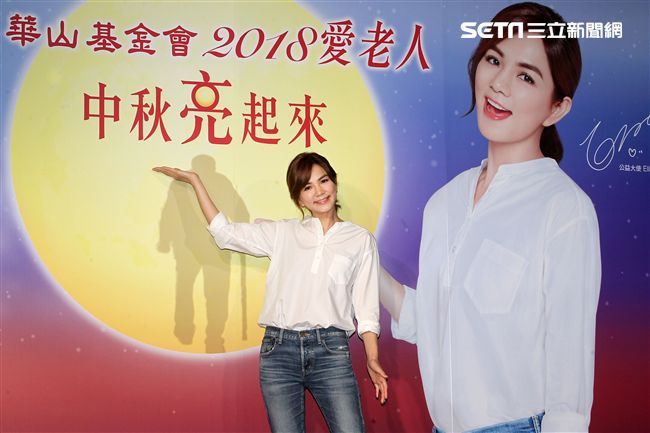 ELLa陳嘉樺用溫暖愛老人，讓中秋更圓滿，同時表示S.H.E決不會解散。（記者邱榮吉/攝影）