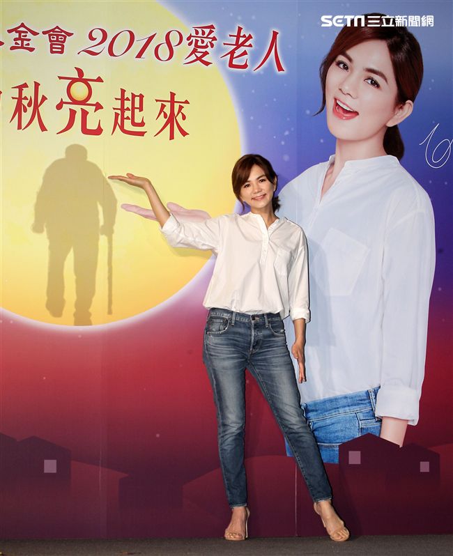 ELLa陳嘉樺用溫暖愛老人，讓中秋更圓滿，同時表示S.H.E決不會解散。（記者邱榮吉/攝影）