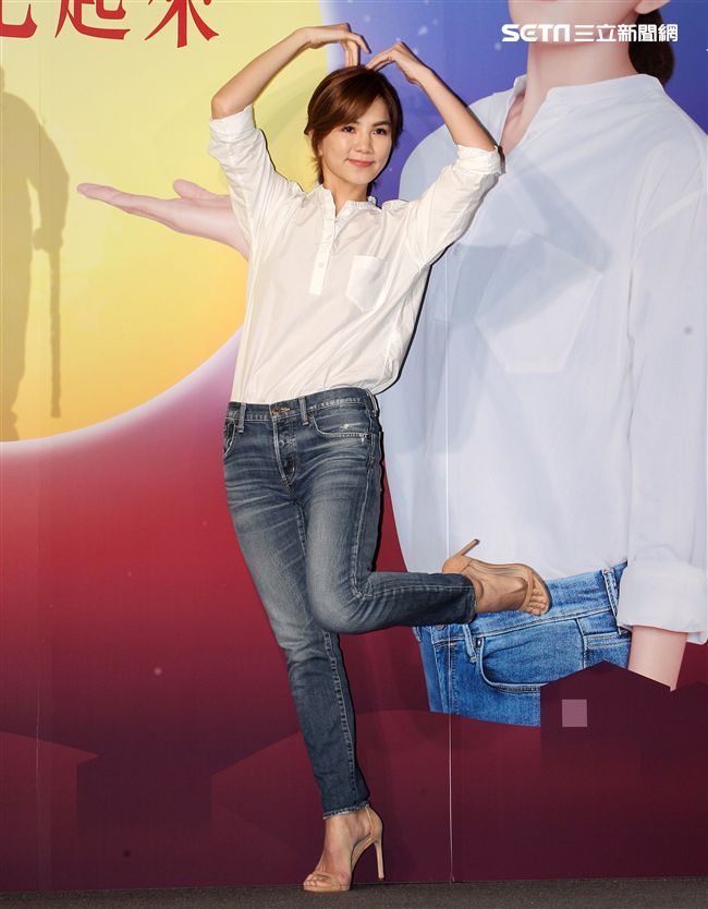 ELLa陳嘉樺用溫暖愛老人，讓中秋更圓滿，同時表示S.H.E決不會解散。（記者邱榮吉/攝影）