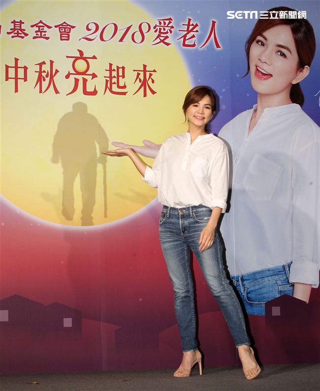 ELLa陳嘉樺用溫暖愛老人，讓中秋更圓滿，同時表示S.H.E決不會解散。（記者邱榮吉/攝影）