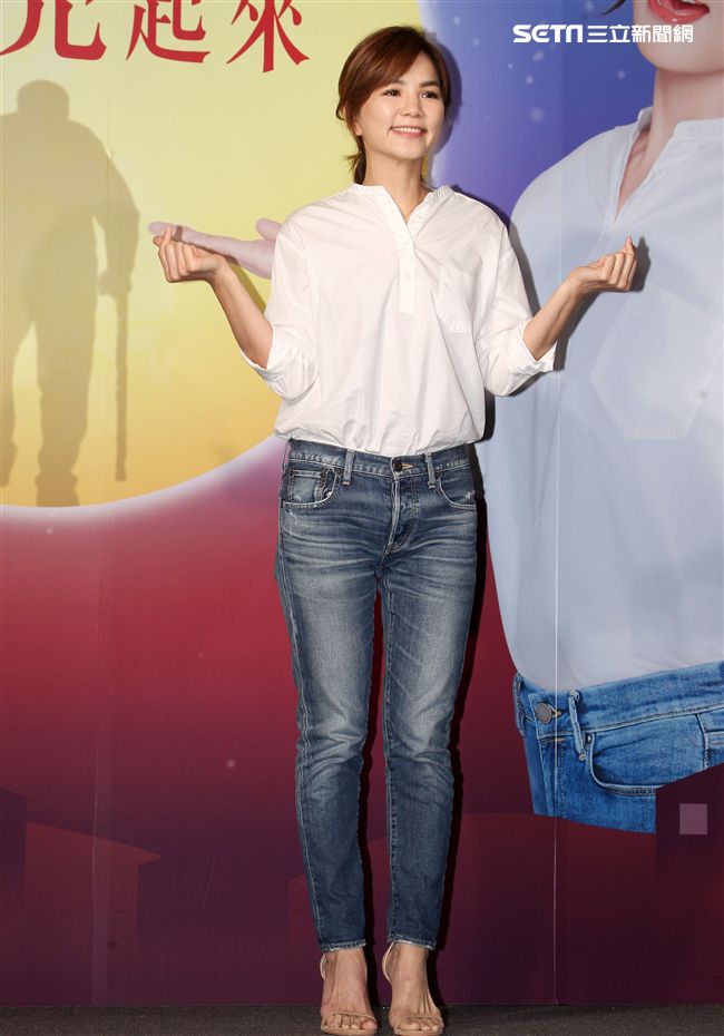 ELLa陳嘉樺用溫暖愛老人，讓中秋更圓滿，同時表示S.H.E決不會解散。（記者邱榮吉/攝影）