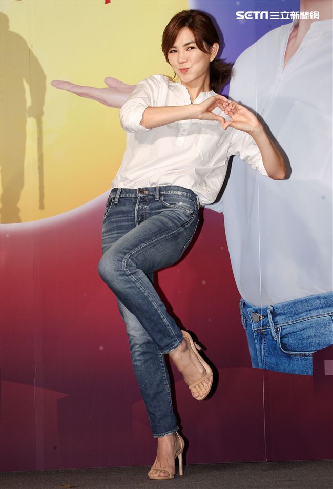 ELLa陳嘉樺用溫暖愛老人，讓中秋更圓滿，同時表示S.H.E決不會解散。（記者邱榮吉/攝影）