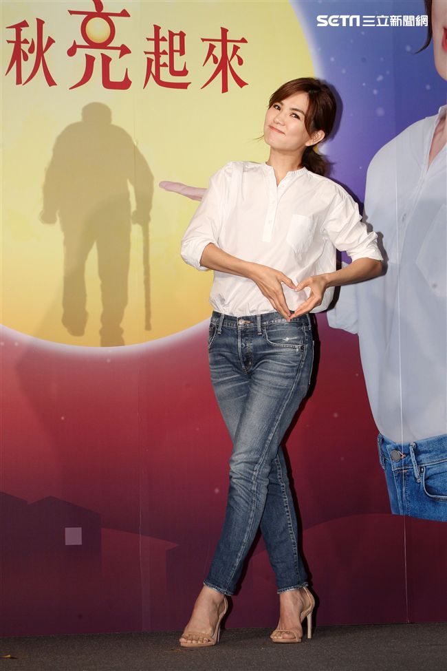 ELLa陳嘉樺用溫暖愛老人，讓中秋更圓滿，同時表示S.H.E決不會解散。（記者邱榮吉/攝影）