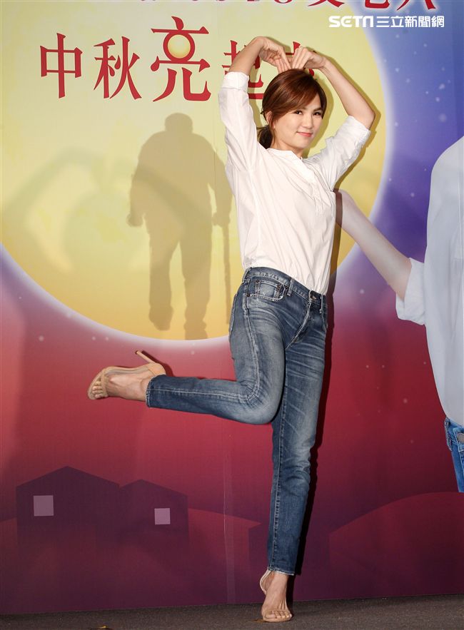 ELLa陳嘉樺用溫暖愛老人，讓中秋更圓滿，同時表示S.H.E決不會解散。（記者邱榮吉/攝影）