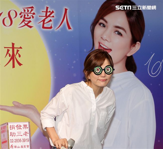 ELLa陳嘉樺用溫暖愛老人，讓中秋更圓滿，同時表示S.H.E決不會解散。（記者邱榮吉/攝影）