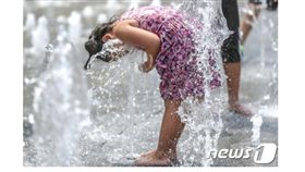 ▲韓國這個夏天熱翻了。（圖／截自韓國媒體）