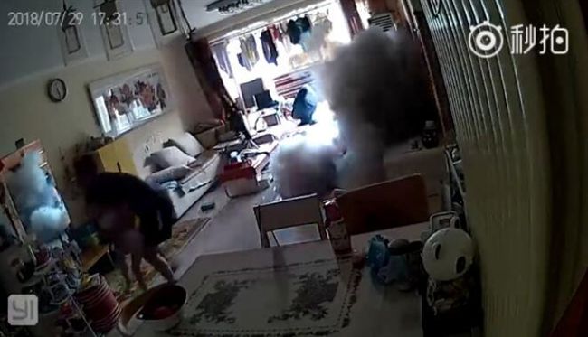 電動滑板車充電突爆炸　恐怖畫面曝光