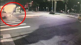 監視器曝光　老翁深夜遭撞飛20公尺