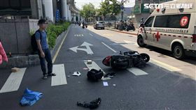 許姓老婦開車闖紅燈追撞王姓男騎士，造成王男頭部重創、右腿骨折，送醫後仍回天乏術，警方將調查車禍肇事責任（翻攝畫面）