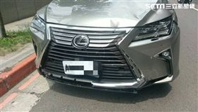 許姓老婦開車闖紅燈追撞王姓男騎士，造成王男頭部重創、右腿骨折，送醫後仍回天乏術，警方將調查車禍肇事責任（翻攝畫面）