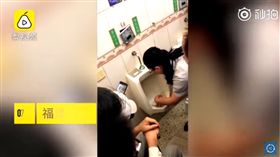 洗廁所培訓　麻糬　沾尿吃　翻攝影片