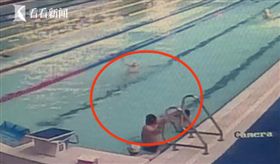 江蘇,泳池,阿伯,拉屎,游泳（圖／翻攝自新浪）