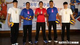 中華男排隊員穿著應援T恤亮相。（圖／記者劉忠杰攝影）