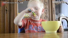 睡歪了也要吃！　萌寶寶邊吃邊打瞌睡。