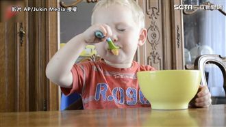 睡歪了也要吃！　萌寶寶邊吃邊打瞌睡