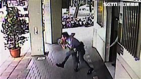 張男酒後怒踹中山二派出所大門，遭警員大外割壓制逮捕送辦（翻攝畫面）