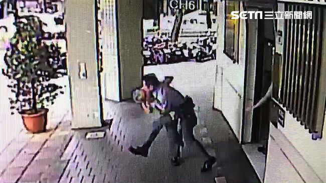 醉漢怒踹派出所大門　警用這招解決他