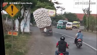 卡車駕駛太危險　貨物超載過彎翻車