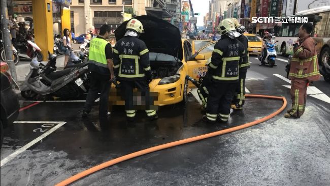 小黃開一半突自燃　運將乘客跳車逃命