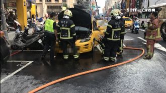 小黃開一半突自燃　運將乘客跳車逃命