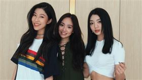 陳芳語、李紫婷、吳映香，「3A」合體拍照。(翻攝微博)