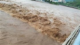 水塘旁擺「5雙鞋」…撈出5具男童屍體　出門戲水全溺斃
圖／翻攝自米易公安微博