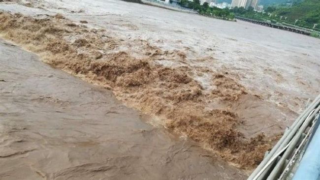 水塘旁擺5雙鞋…撈出5具童屍全溺斃