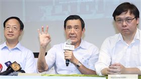 馬英九江宜樺挺以核養綠（1）前總統馬英九（中）、前行政院長江宜樺（左）31日在台北出席連署「以核養綠」公投記者會，呼籲民眾參與公投連署，盼能以核養綠、終結斷電惡夢。右為核能流言終結者創辦人黃士修。中央社記者吳翊寧攝　107年7月31日