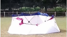 比利時東部城鎮韋爾維耶（Verviers）驚傳一起爆炸案，一名男子在足球場中央，引爆身上炸彈輕生，所幸當時球場上沒有人，無人員受傷。檢方初步研判，該起爆炸事件與恐怖攻擊無關，至於詳細原因仍待釐清。（圖／翻攝自Express.co.uk）