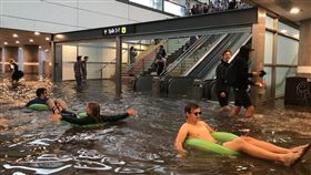 大水淹進車站地下道　瑞典人開心游泳避暑
烏普薩拉市（Uppsala）中央車站
IG