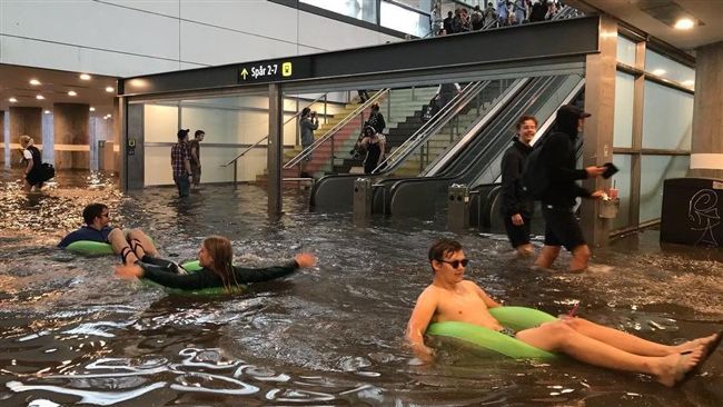 雨淹車站地下道　民眾拿泳圈漂浮戲水