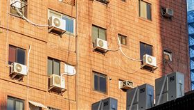 氣溫飆高　用電量創歷年7月新高（1）高溫炎熱推升用電量攀升，根據台電統計，18日全國用電量在下午1時44分達到高峰，用電量達3646萬瓩，創歷史7月用電量新高。中央社記者裴禛攝　107年7月18日