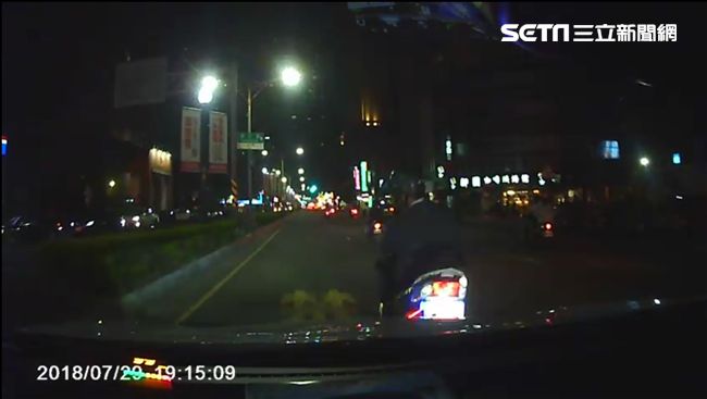 男3度惡意逼車　被逮後警局下跪痛哭