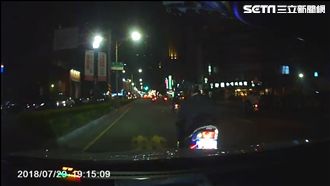 男3度惡意逼車　被逮後警局下跪痛哭