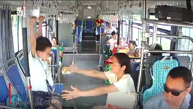 媽要兒公車吊單槓　嗆司機：關你屁事