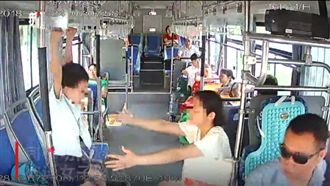 媽要兒公車吊單槓　嗆司機：關你屁事