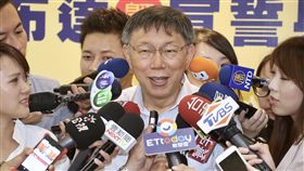 明星學校迷思　柯文哲：將要求教育局檢討台北市長柯文哲（中）1日上午出席台北市107學年度新（連）任校（園）長布達暨宣誓典禮前受訪表示，「明星學校的確是一個問題」，將要求教育局檢討。中央社記者吳翊寧攝　107年8月1日