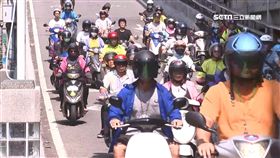 體感破40度! 機車瀑布逃離