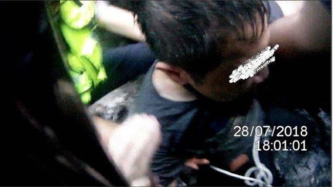 醉男戴蛙鏡綁啞鈴　跳海尋短卡礁岩縫